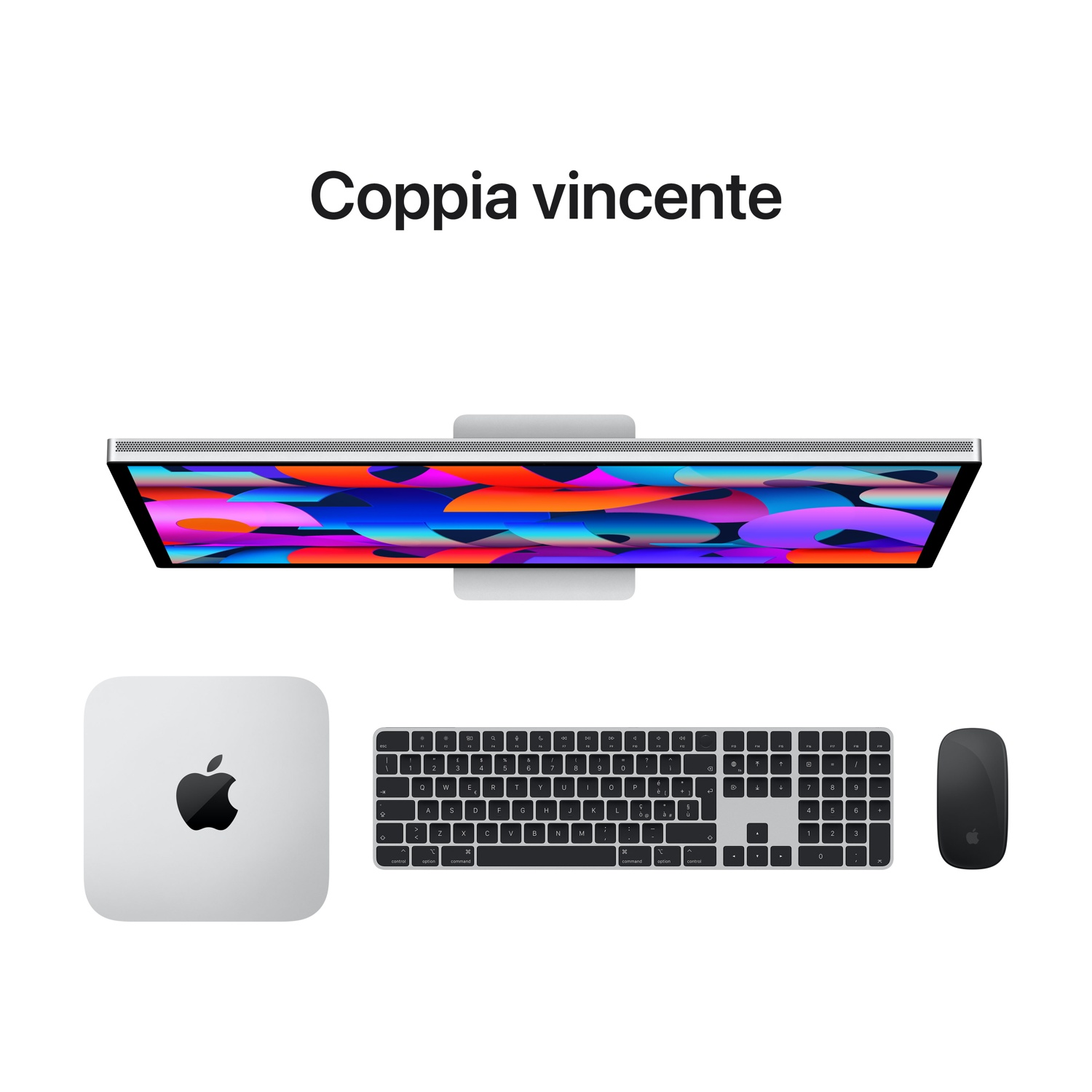 Vista dall'alto di prodotti Apple: iMac, tastiera, mouse e Mac Mini su sfondo bianco. Testo 'Coppia vincente' sopra l'iMac.