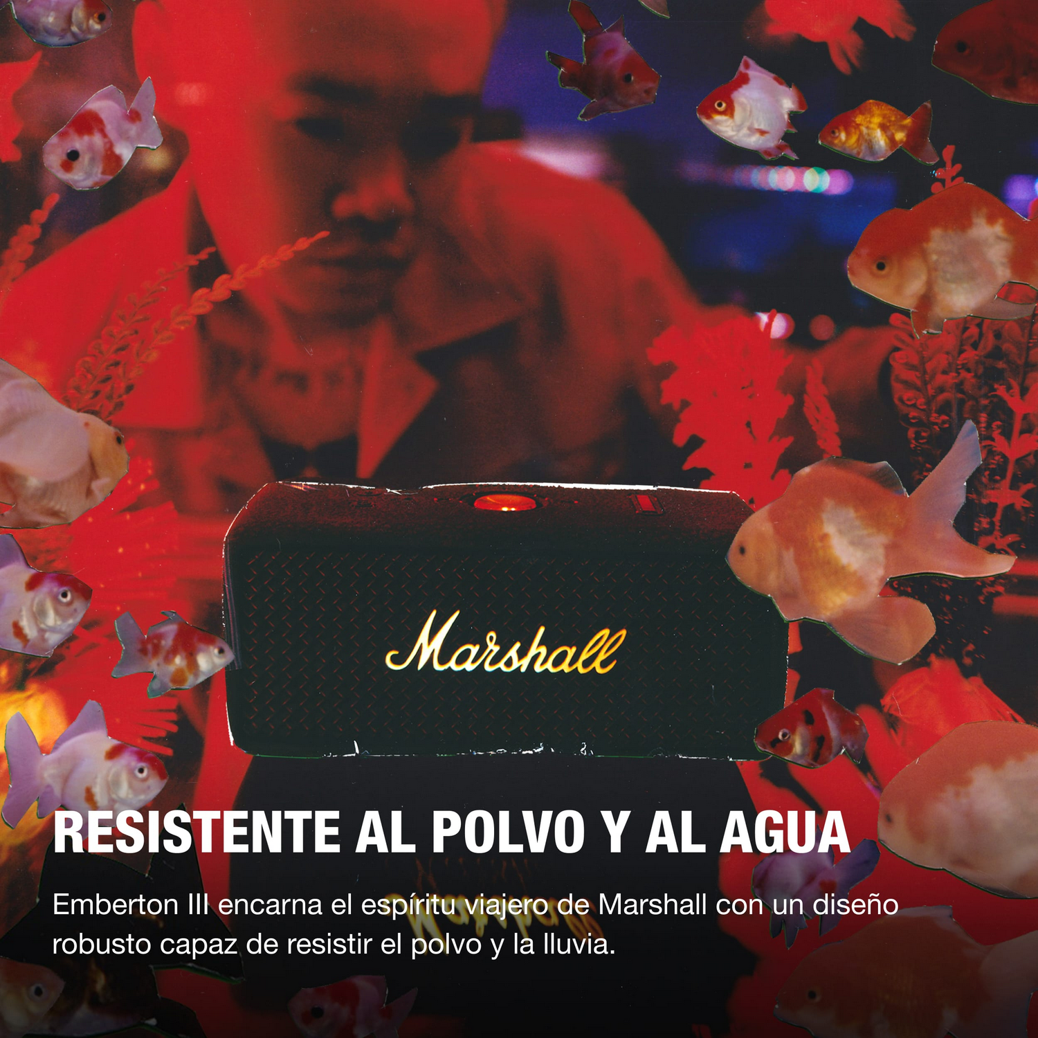 Un altavoz Marshall está rodeado de peces dorados. Una persona está en el fondo con una superposición roja. El texto dice: resistente al polvo y al agua.