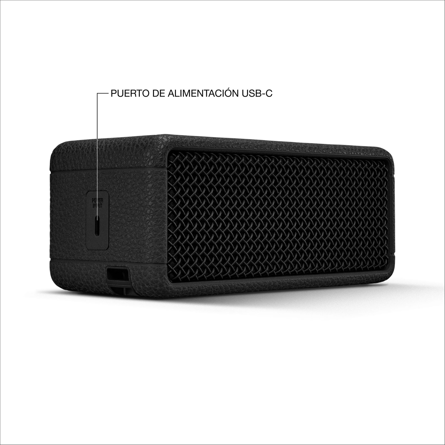 Un altavoz rectangular negro con superficie texturizada. Un puerto de alimentación USB-C está etiquetado. La malla negra cubre el frente.