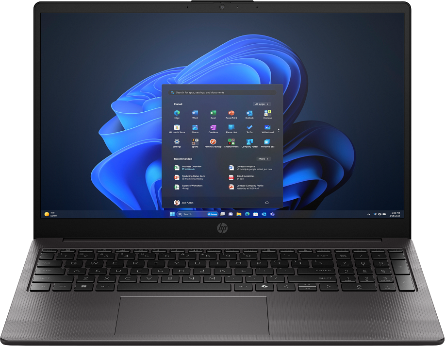 Fekete HP laptop nyitva, Windows 11 felület látható. Alkalmazásikonokat és egy keresősávot jelenít meg. A billentyűzet és a tapipad az előtérben.