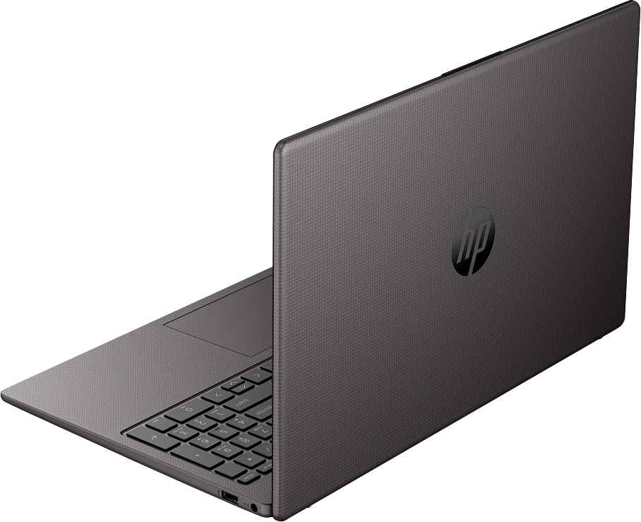 Egy sötétszürke HP laptop nyitva van. A billentyűzet látható, és a HP logója a hátlapon található. A háttér fekete.