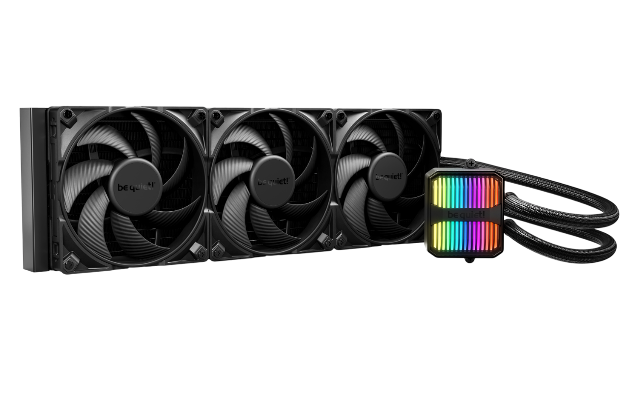 Schwarzer PC-Wasserkühler mit drei Lüftern und einer RGB-Pumpe. "be quiet!" Logo vorhanden. Schwarzer Hintergrund.
