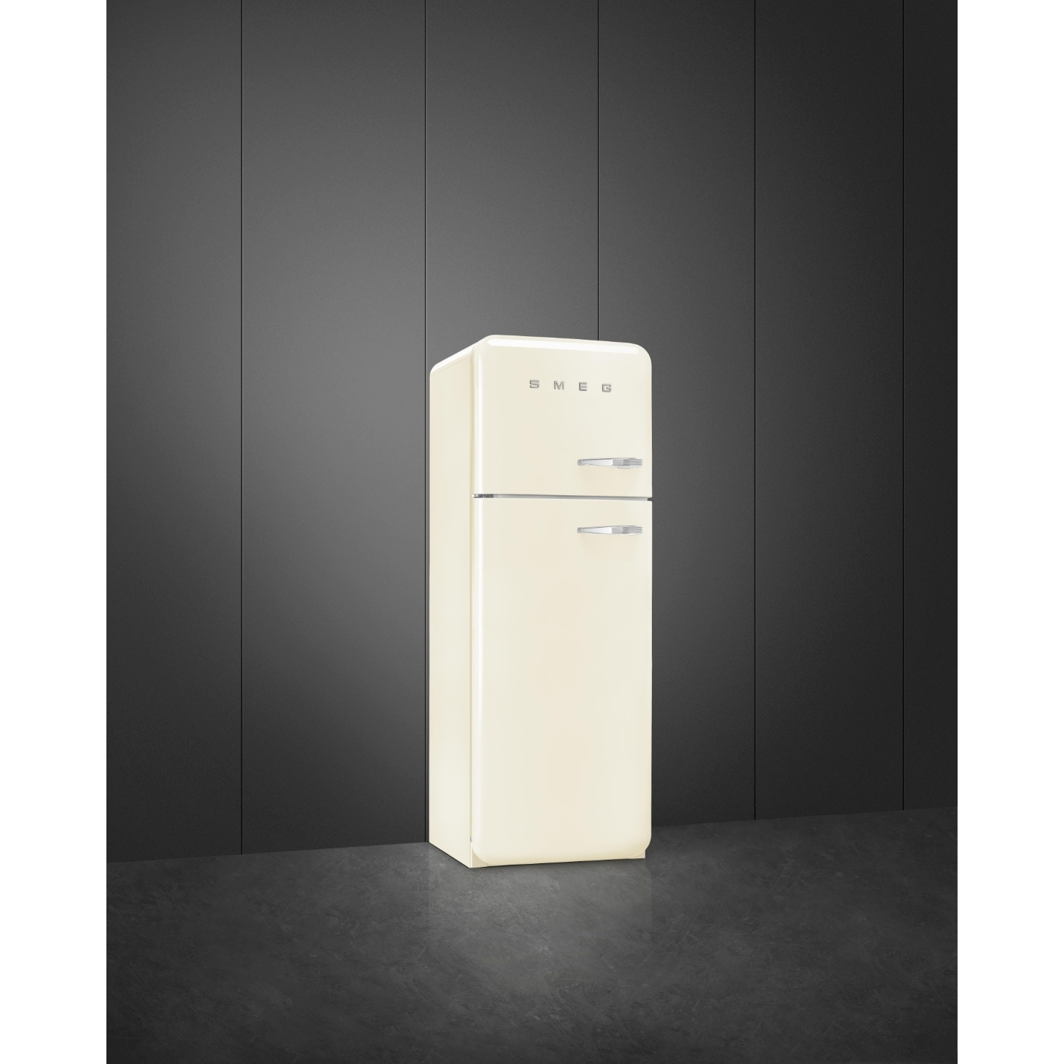 Un frigorifero Smeg color crema è appoggiato a una parete grigio scuro. Il frigorifero ha due porte e una maniglia argentata.