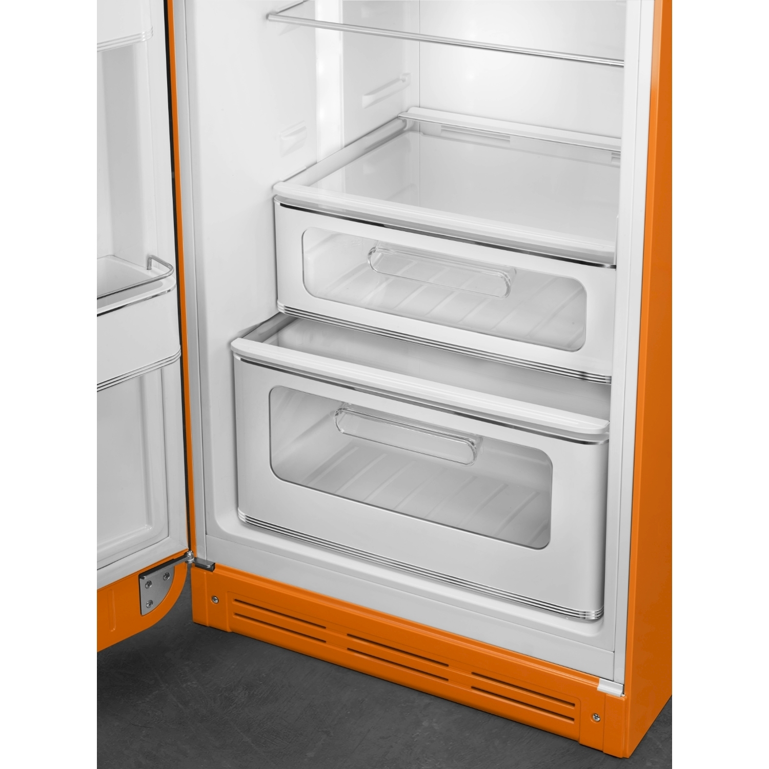 Interno di un frigorifero arancione. Due cassetti bianchi con frontali trasparenti. La porta è aperta, rivelando l'interno.