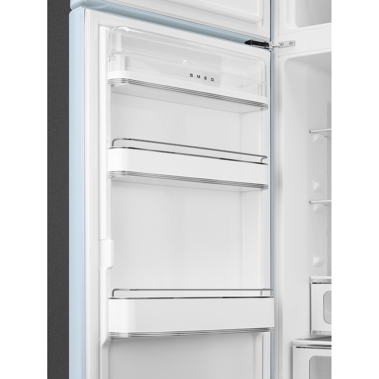 Un frigorifero retrò azzurro aperto con interno bianco. Ha ripiani e un vano superiore con la scritta 'SMEG'.