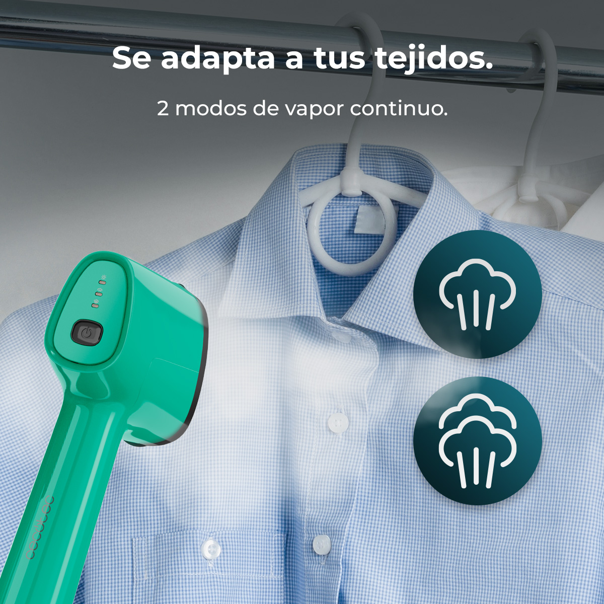 Una plancha de ropa turquesa vaporizando una camisa a cuadros azul colgada en una percha blanca. Iconos de vapor visibles.