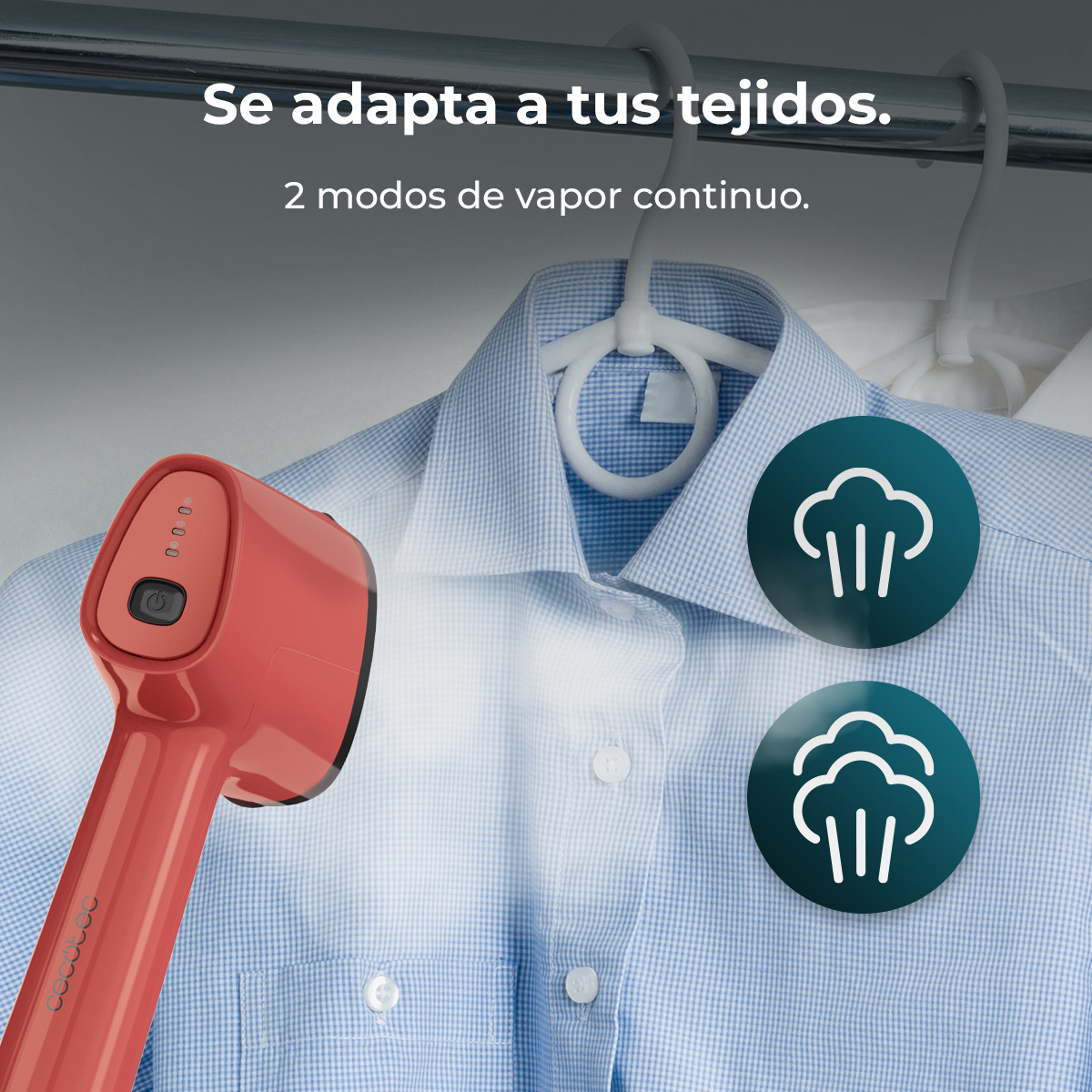 Un vaporizador rojo plancha una camisa azul a cuadros en una percha. Dos iconos verde azulado muestran vapor. El texto dice: Se adapta a tus tejidos, 2 modos de vapor.