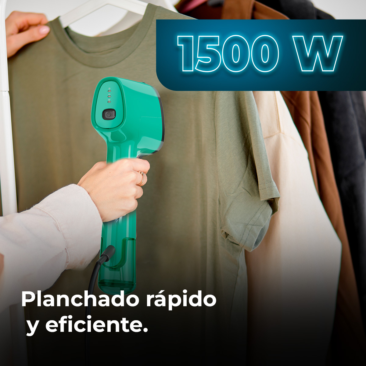 Una mujer sostiene un vaporizador verde sobre una camiseta verde. El texto dice '1500 W' y 'Planchado rápido y eficiente'.