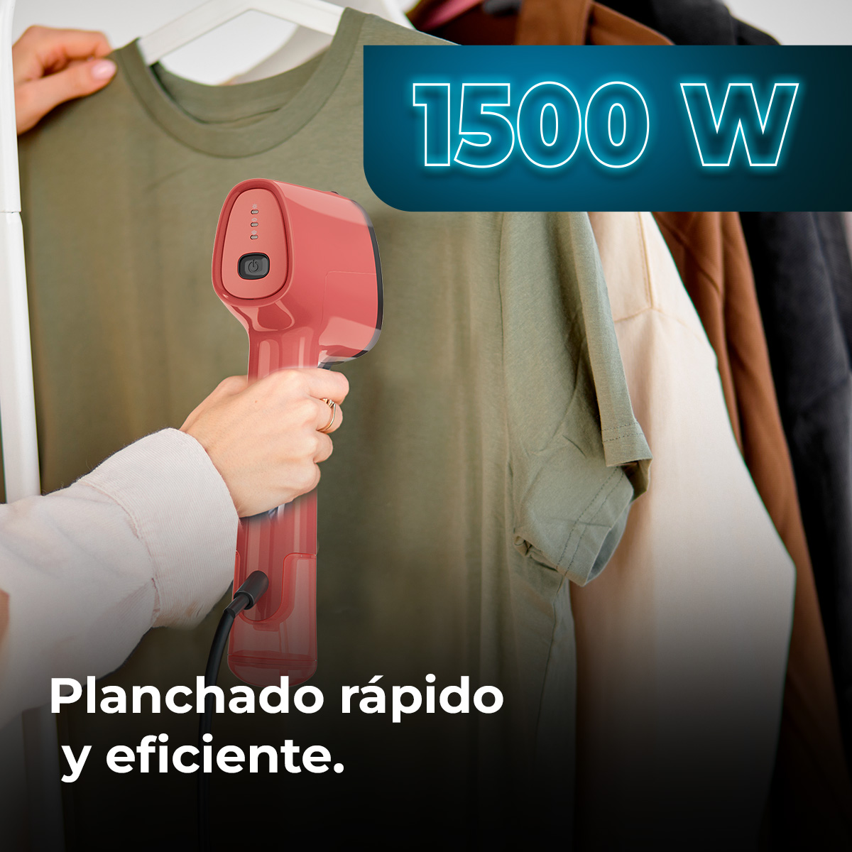 Una persona usa un vaporizador de ropa rojo en una camiseta verde. El texto dice "1500 W" y "Planchado rápido y eficiente."