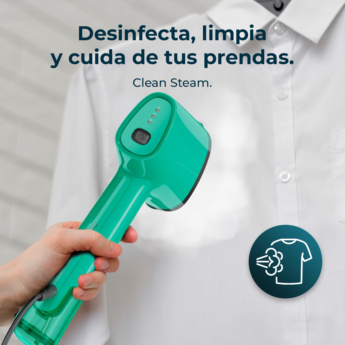 Una mano sostiene un vaporizador verde sobre una camisa blanca. El vapor se eleva. El texto dice 'Clean Steam' y 'Desinfecta, limpia y cuida tu ropa'.