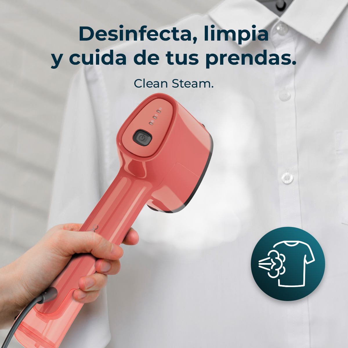 Una mano sostiene un vaporizador coral que emite vapor hacia una camisa blanca. El texto dice: Desinfecta, limpia y cuida tu ropa.