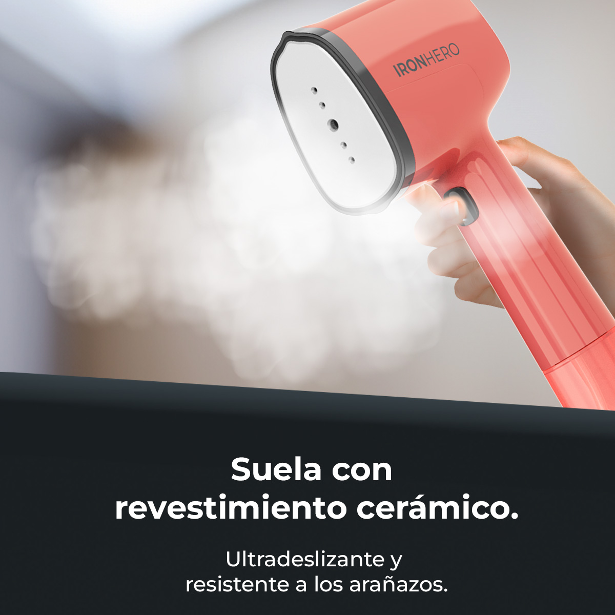 Una mano sostiene un vaporizador rojo Ironhero, emitiendo vapor. El texto dice: 'Suela con revestimiento cerámico' y 'Ultradeslizante y resistente a los arañazos'.