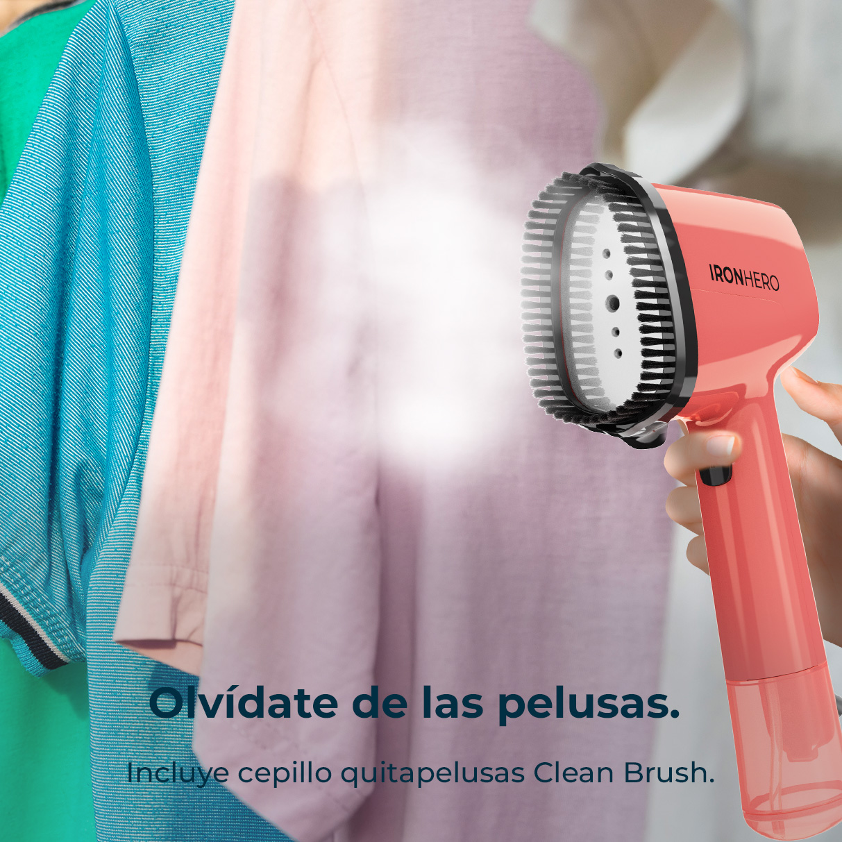 Un vaporizador de ropa rosa vaporiza una camisa rosa. La ropa cuelga en el fondo. El vaporizador lo sostiene una mano.