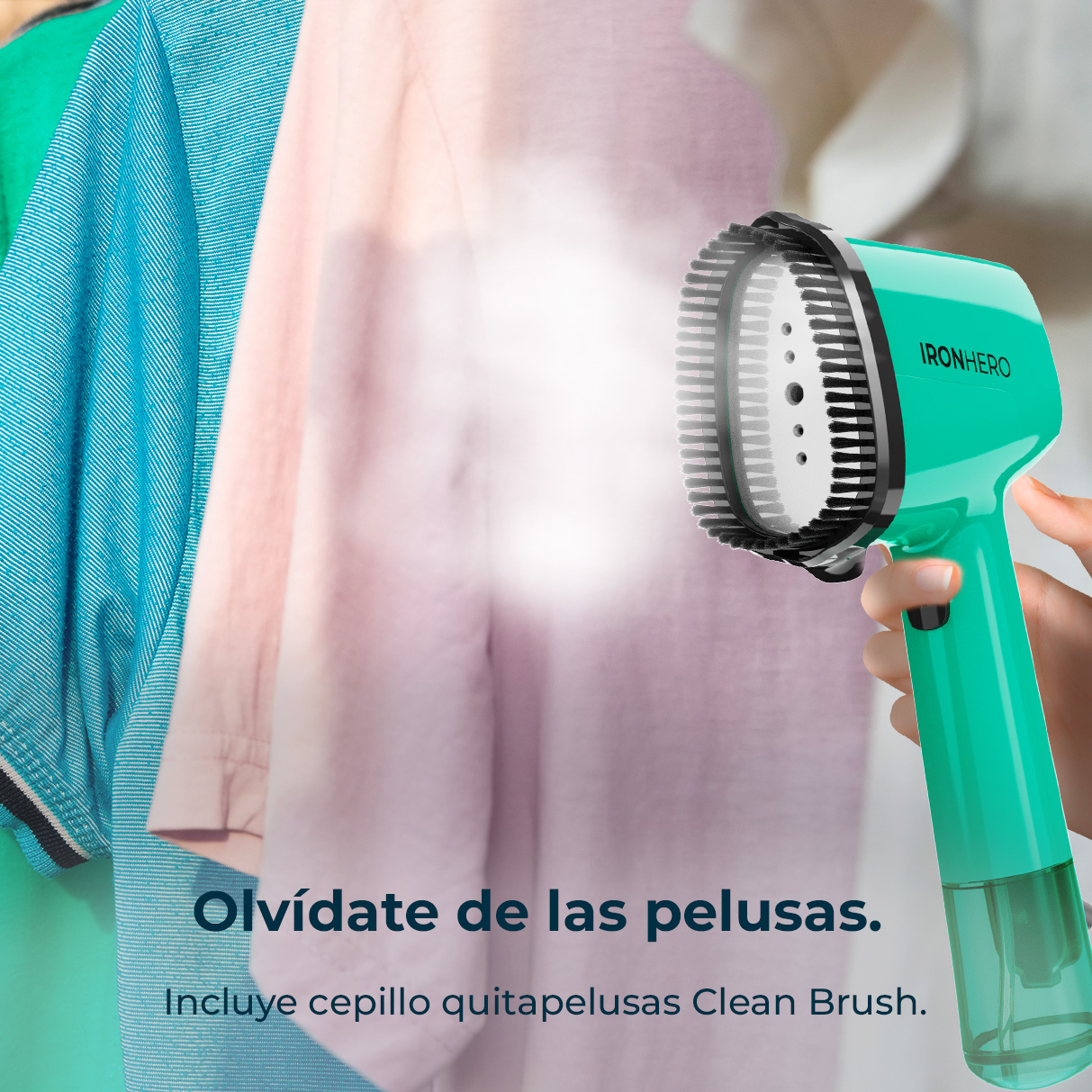 Un vaporizador turquesa está vaporizando ropa. El dispositivo lo sostiene una mano. La ropa está en una percha. Sale vapor del dispositivo.