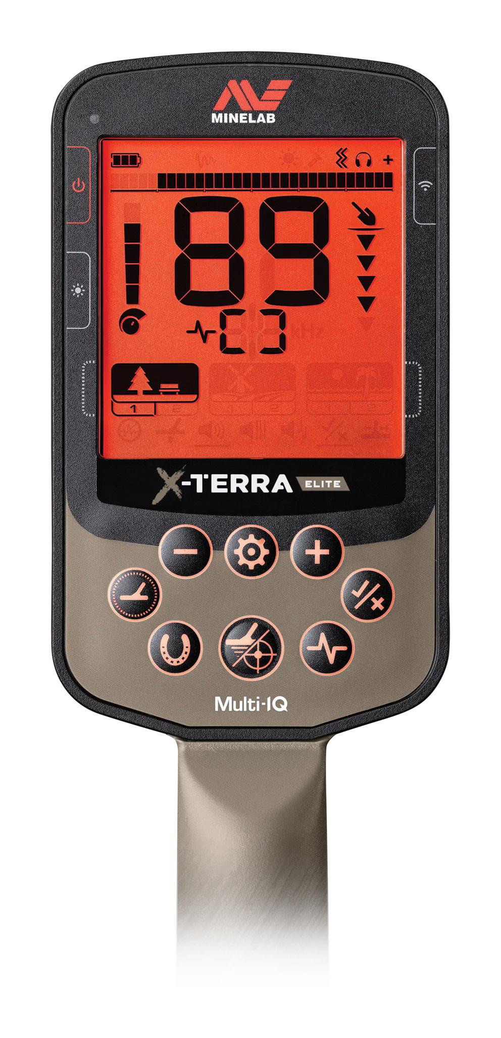 Minelab X-TERRA ELITE Metalldetektor. Schwarzes und beiges Gehäuse mit digitaler Anzeige, die Messwerte und Funktionstasten zeigt.