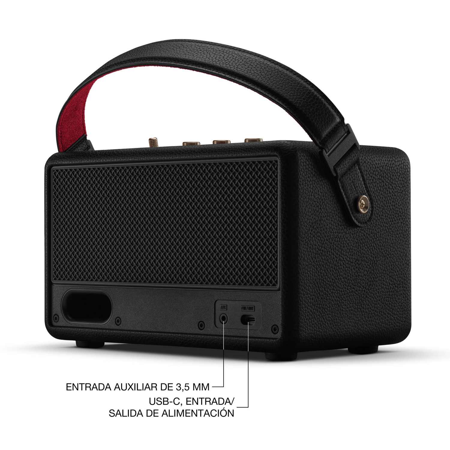 Altavoz portátil negro con asa. Tiene una rejilla de altavoz, puertos de entrada y un interior rojo en el asa. Fondo blanco.