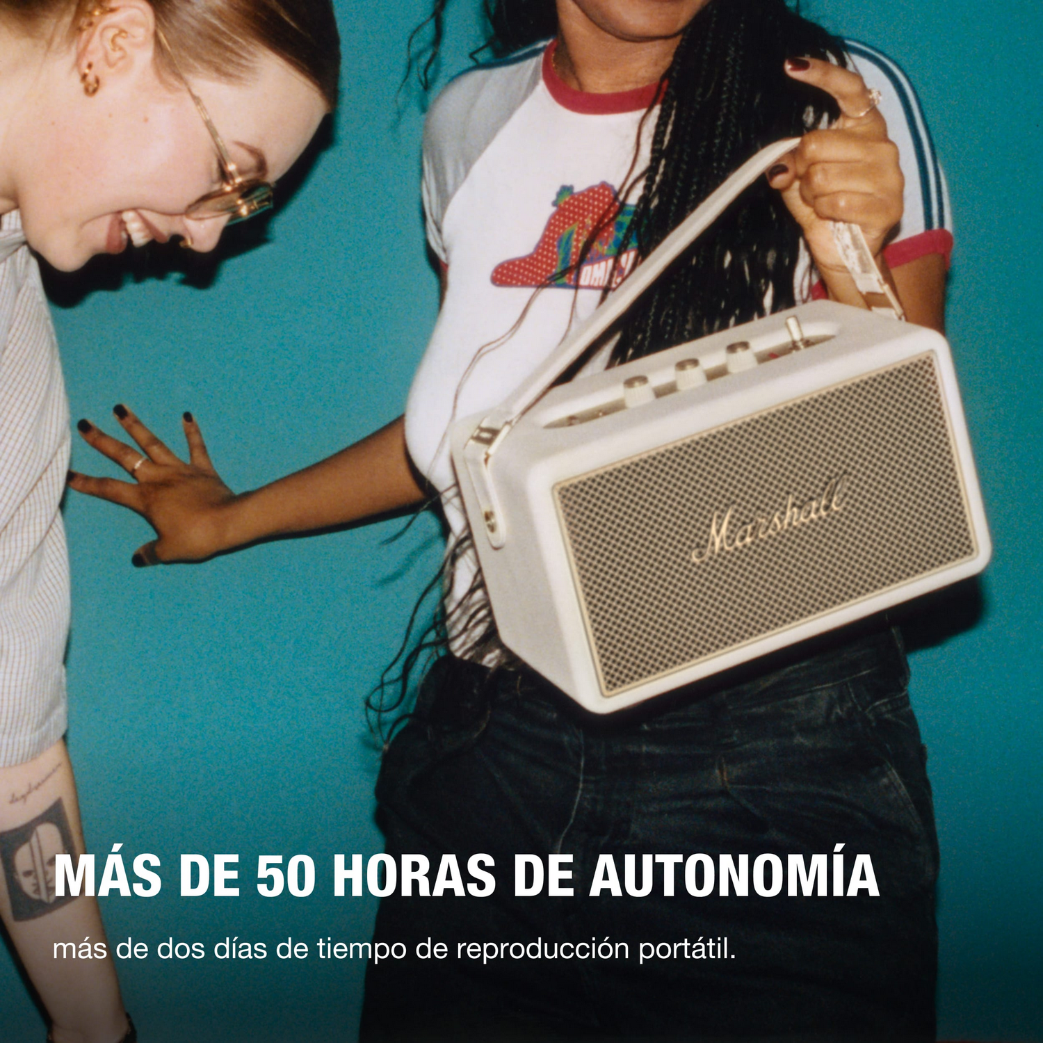Dos mujeres, una sostiene un altavoz Marshall blanco. Una sonríe, el fondo es turquesa. El texto dice: 'Más de 50 horas de autonomía'.