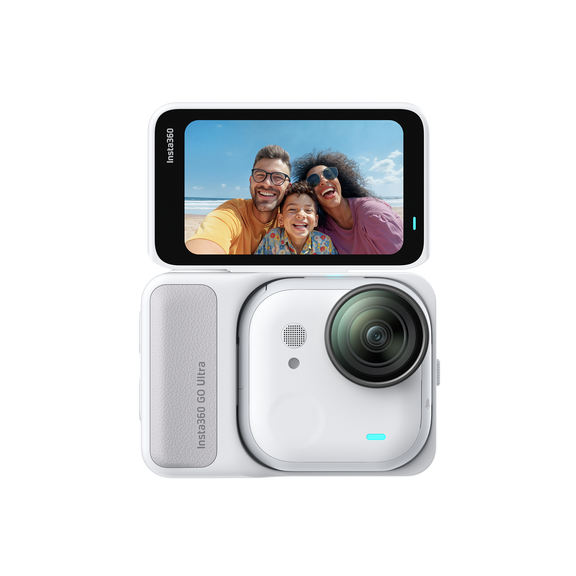 Weiße Insta360 Go Ultra Kamera zeigt ein Familien-Selfie am Strand. Die Kamera hat ein Objektiv und einen Bildschirm.