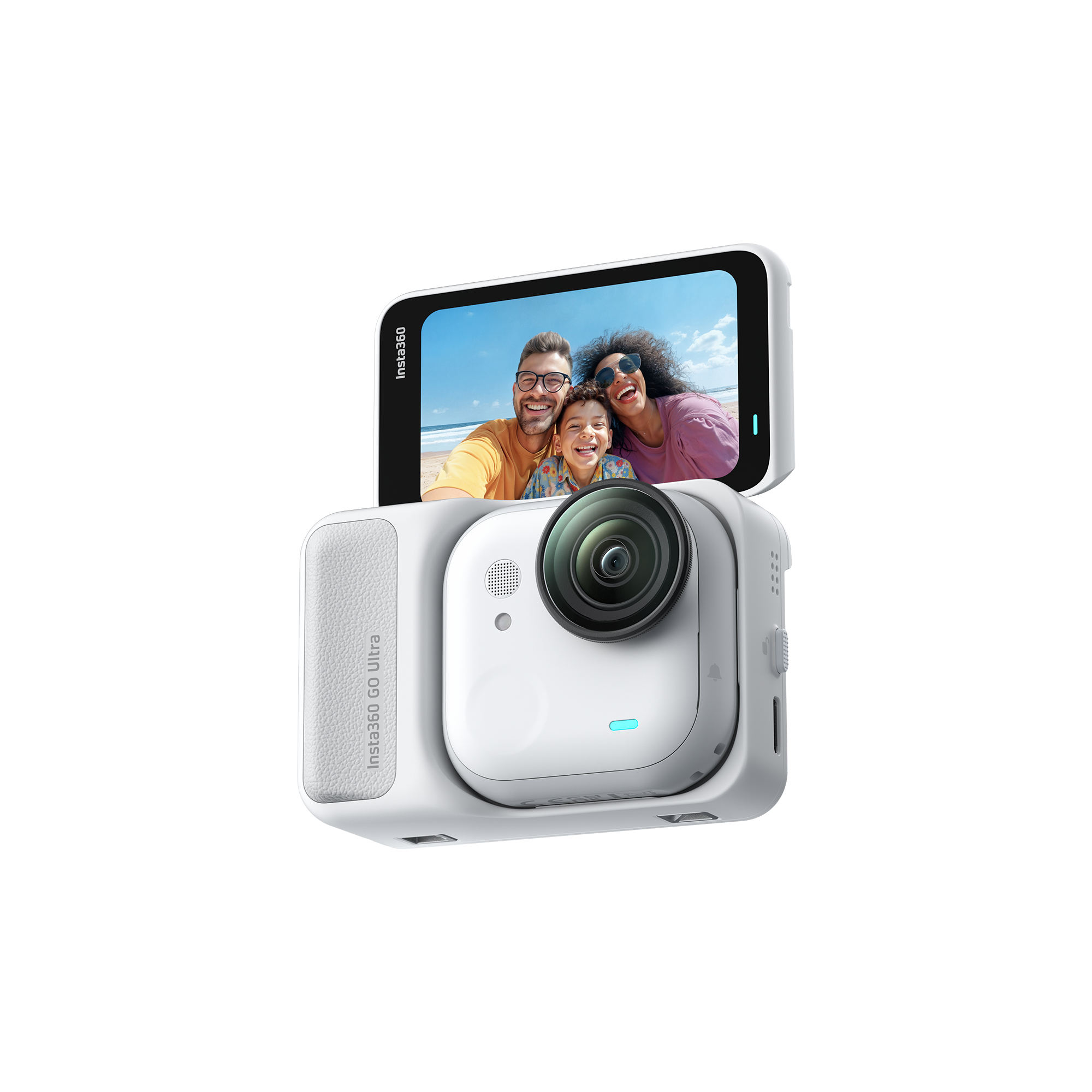 Weiße Insta360 Go Ultra Kamera mit Bildschirm, der ein Familien-Selfie zeigt. Die Kamera hat ein Objektiv und ein weißes Gehäuse.