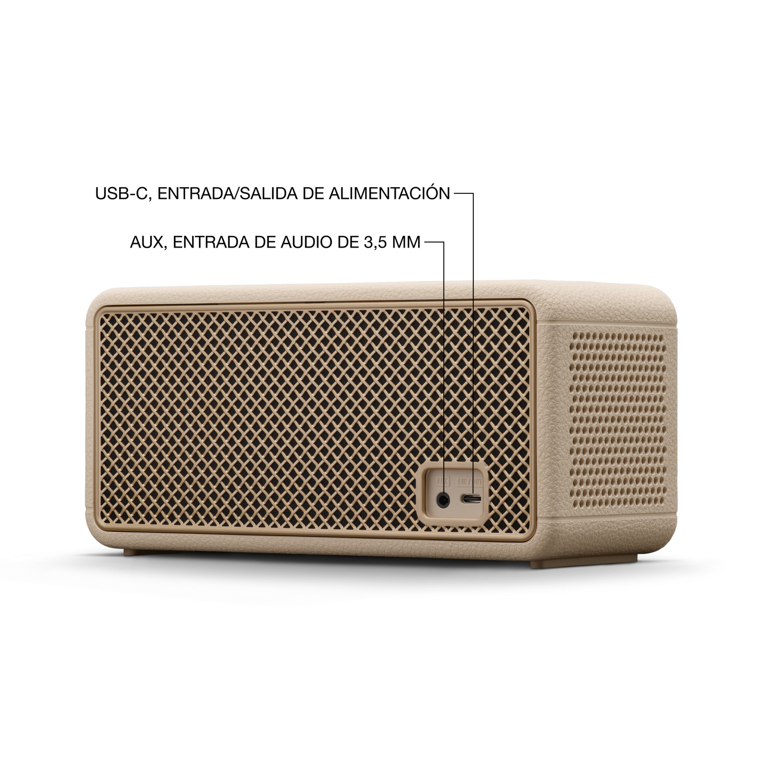 Altavoz beige con frente de malla. Etiquetas indican USB-C, entrada/salida de energía y entrada de audio de 3,5 mm. Fondo blanco.