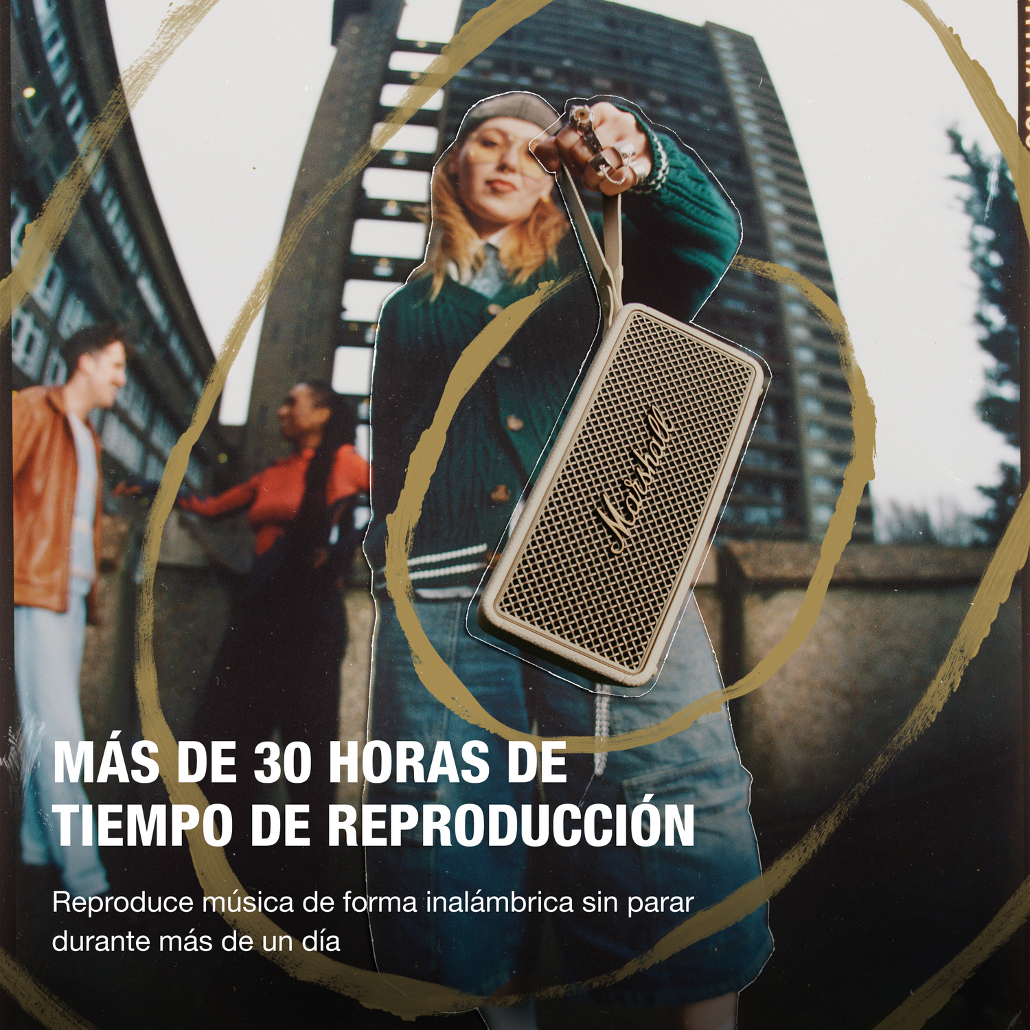 Una mujer sostiene un altavoz Marshall. El texto dice 'Más de 30 horas de reproducción'. Gente borrosa en el fondo.