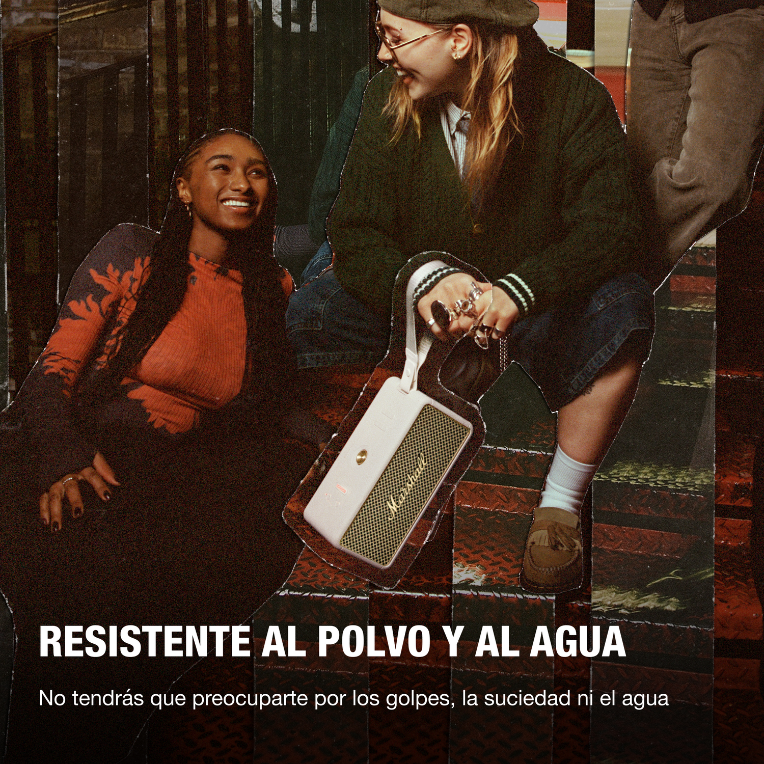 Dos jóvenes sonríen, sosteniendo un altavoz. Uno lleva una chaqueta verde, el otro una camiseta naranja. Texto: RESISTENTE AL POLVO Y AL AGUA.