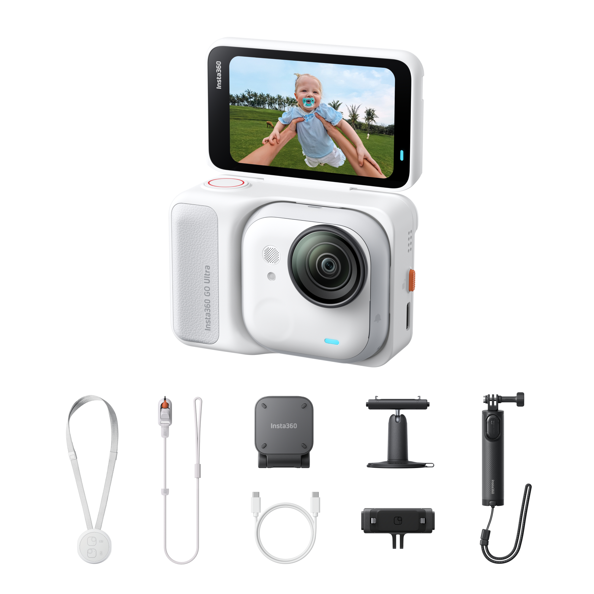 Weiße Insta360-Kamera mit Bildschirm, der ein von Händen gehaltenes Baby zeigt. Zubehör: Fernbedienung, Ladegeräte und Selfie-Stick.
