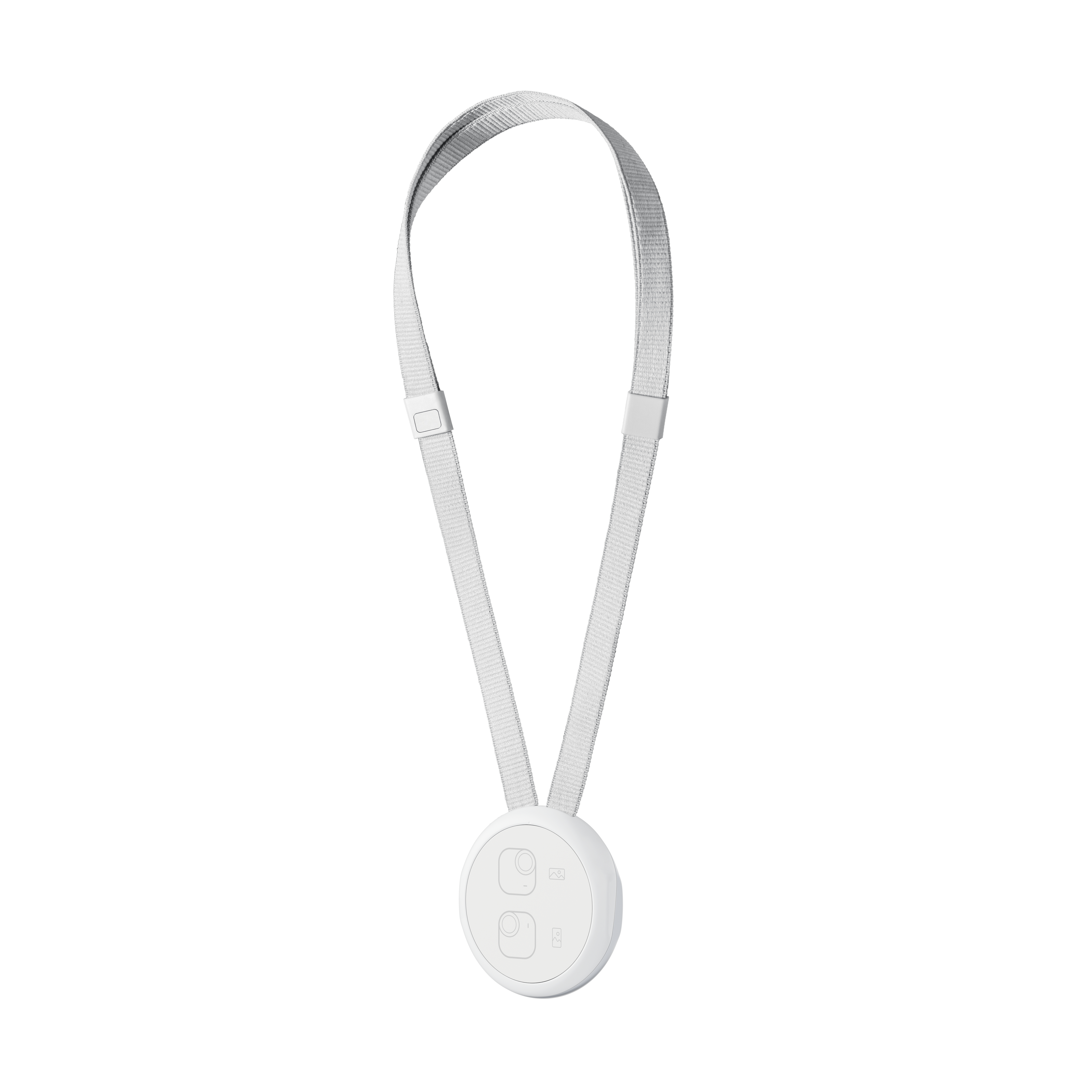 Ein weißes Lanyard mit einem runden Knopf. Der Knopf hat zwei Symbole. Der Hintergrund ist weiß.