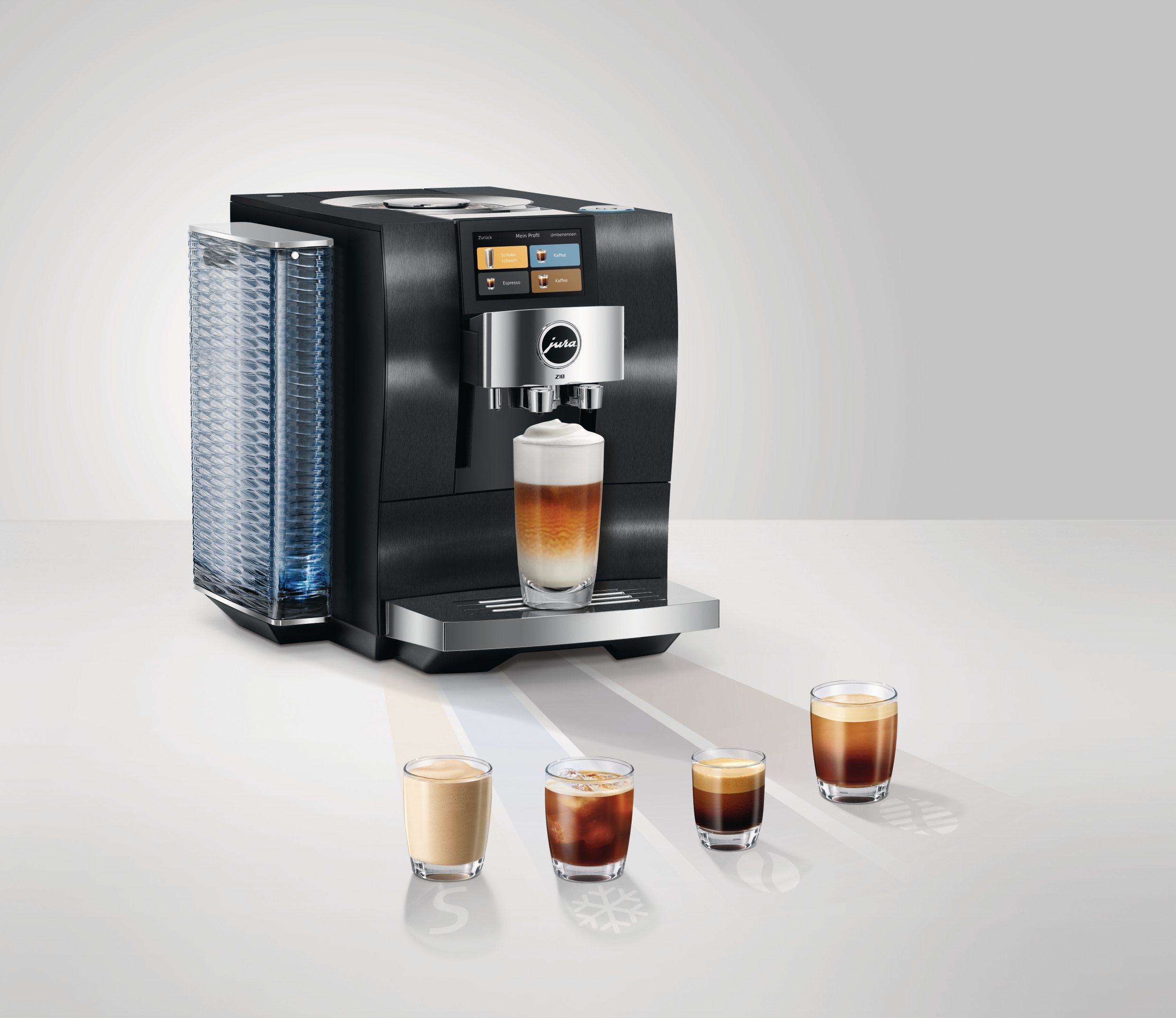 Eine schwarze Kaffeemaschine, die Kaffee in ein Glas brüht. Vier Kaffeegetränke in Gläsern sind vorne.