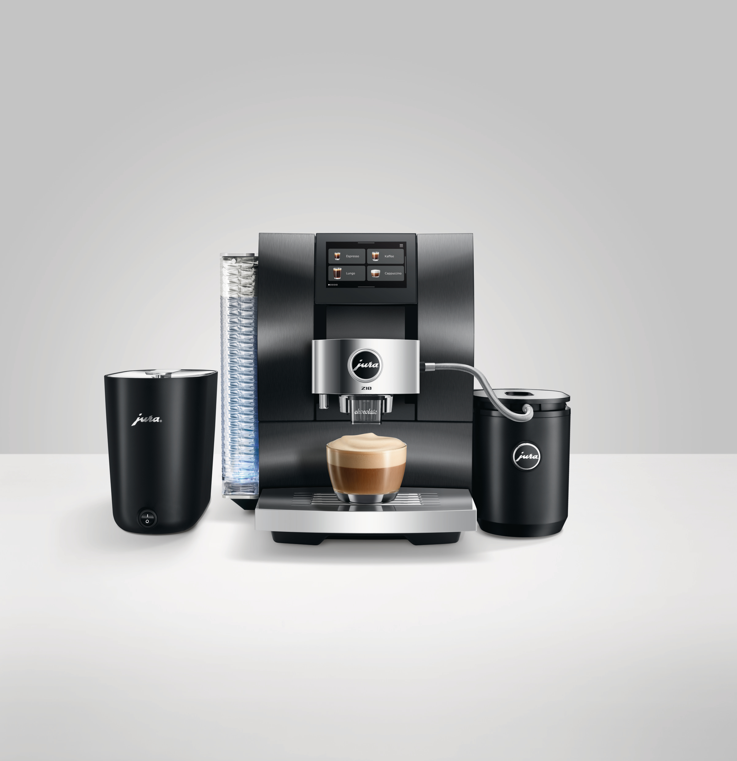 Eine schwarze Jura-Kaffeemaschine mit einem Glas Kaffee. Zubehör: Milchbehälter und eine schwarze Tasse.