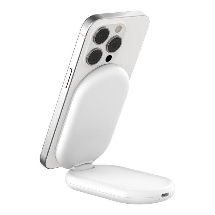 Un teléfono inteligente blanco está apoyado en un soporte blanco. El teléfono tiene varias cámaras. El soporte está sobre una superficie blanca.