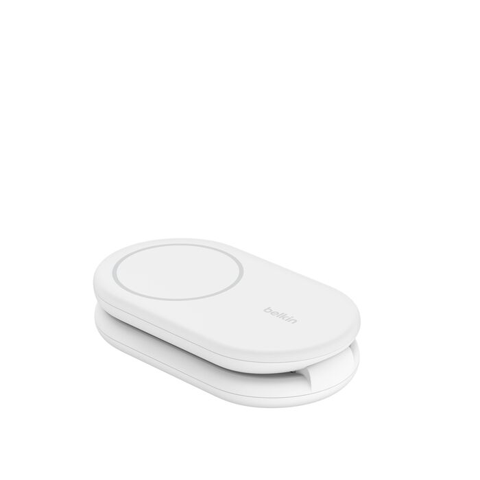 Se muestra un cargador inalámbrico Belkin blanco. Tiene una plataforma de carga circular y una base. La marca es visible.