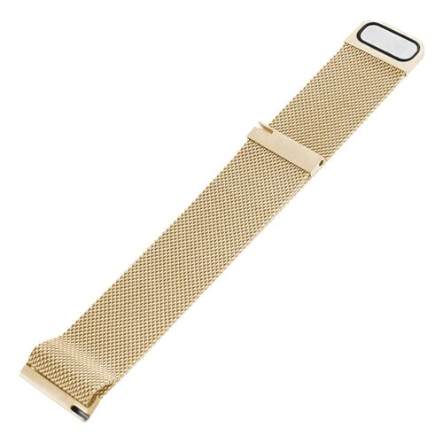 Una correa de reloj de malla dorada se encuentra en diagonal. Tiene un cierre rectangular y una pieza final rectangular. La correa está sobre fondo blanco.