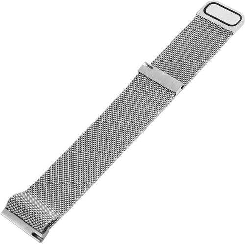 Una correa de reloj plateada de malla, en ángulo sobre un fondo blanco. La correa tiene un cierre y una pieza final rectangular.