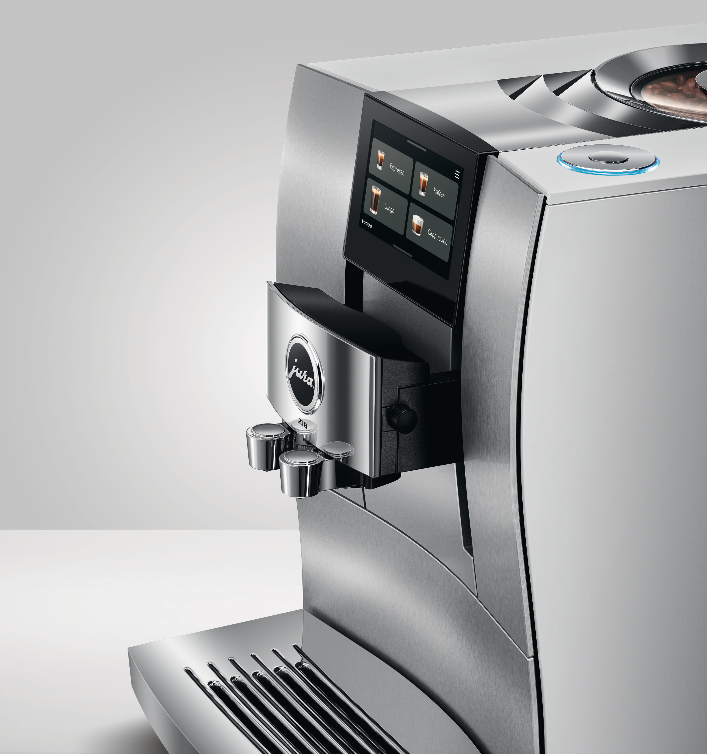 Silberne Jura-Kaffeemaschine mit Touchscreen. Sie hat Tasten für verschiedene Kaffeearten, eine Wasserwanne und ein Logo.