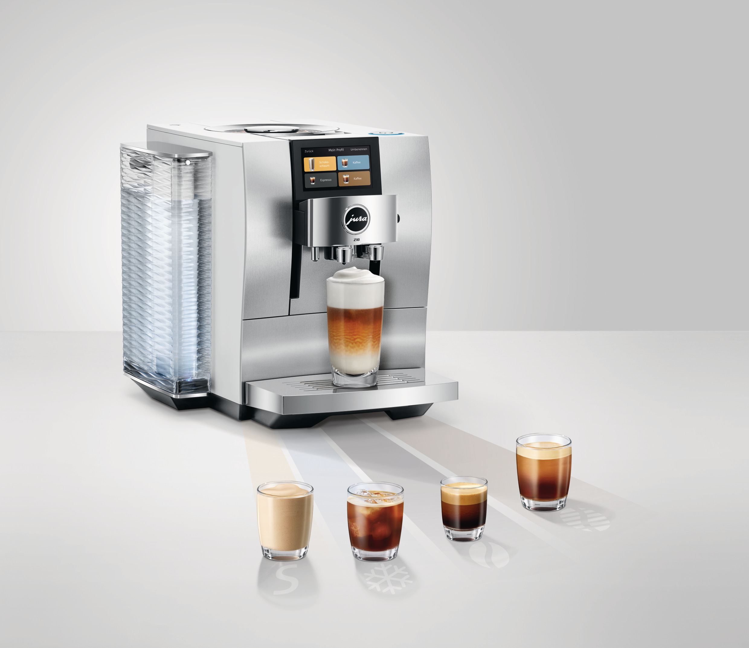 Eine silberne Kaffeemaschine gibt einen Latte in ein Glas aus. Vier weitere Kaffeegetränke stehen daneben.