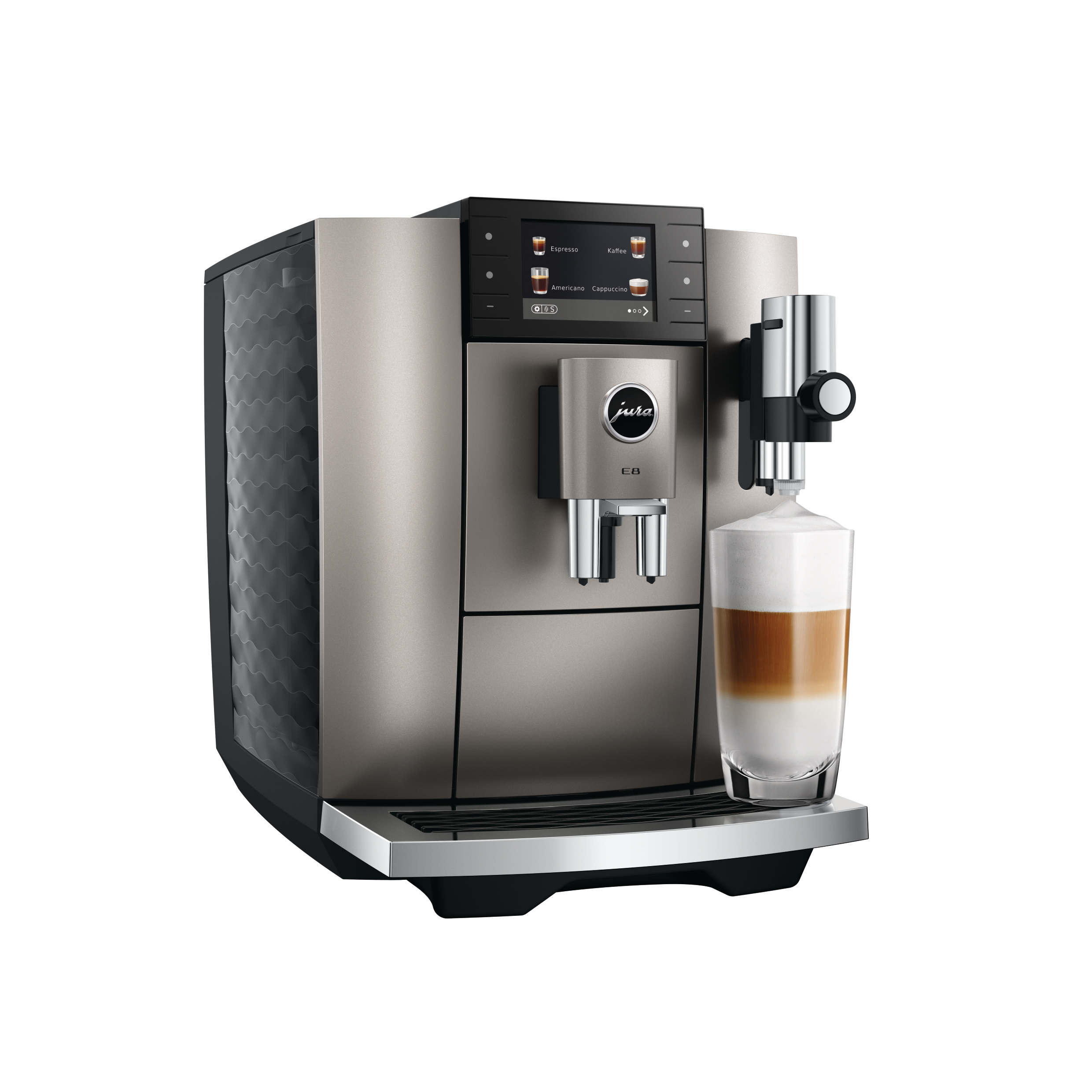 Eine silber-schwarze Jura E8 Espressomaschine mit einem Latte-Glas. Sie hat einen Touchscreen und einen Milchaufschäumer.