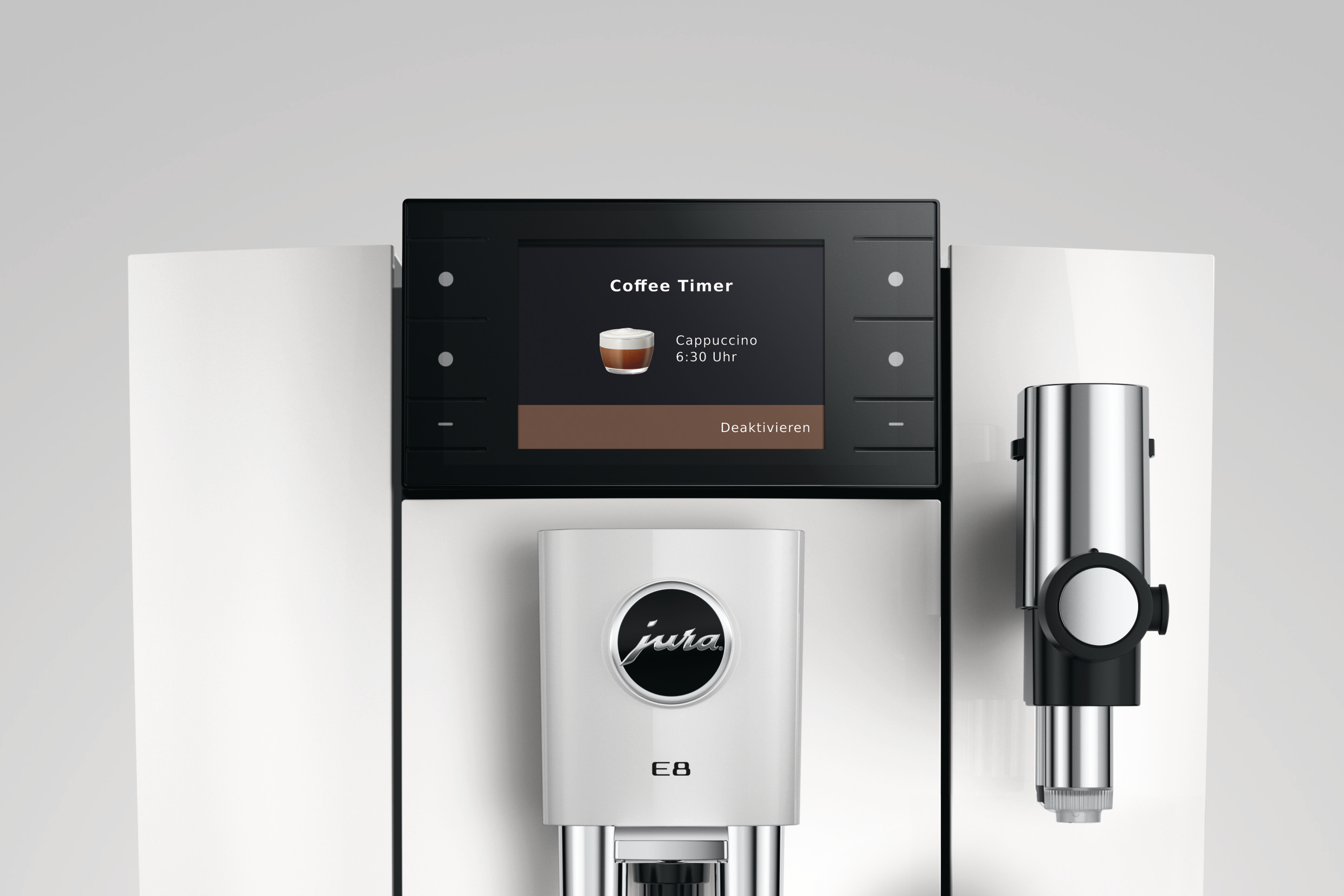 Eine weiße Jura E8 Kaffeemaschine mit einem Bildschirm, der einen Cappuccino-Timer anzeigt. Rechts befindet sich eine MetallDüse.