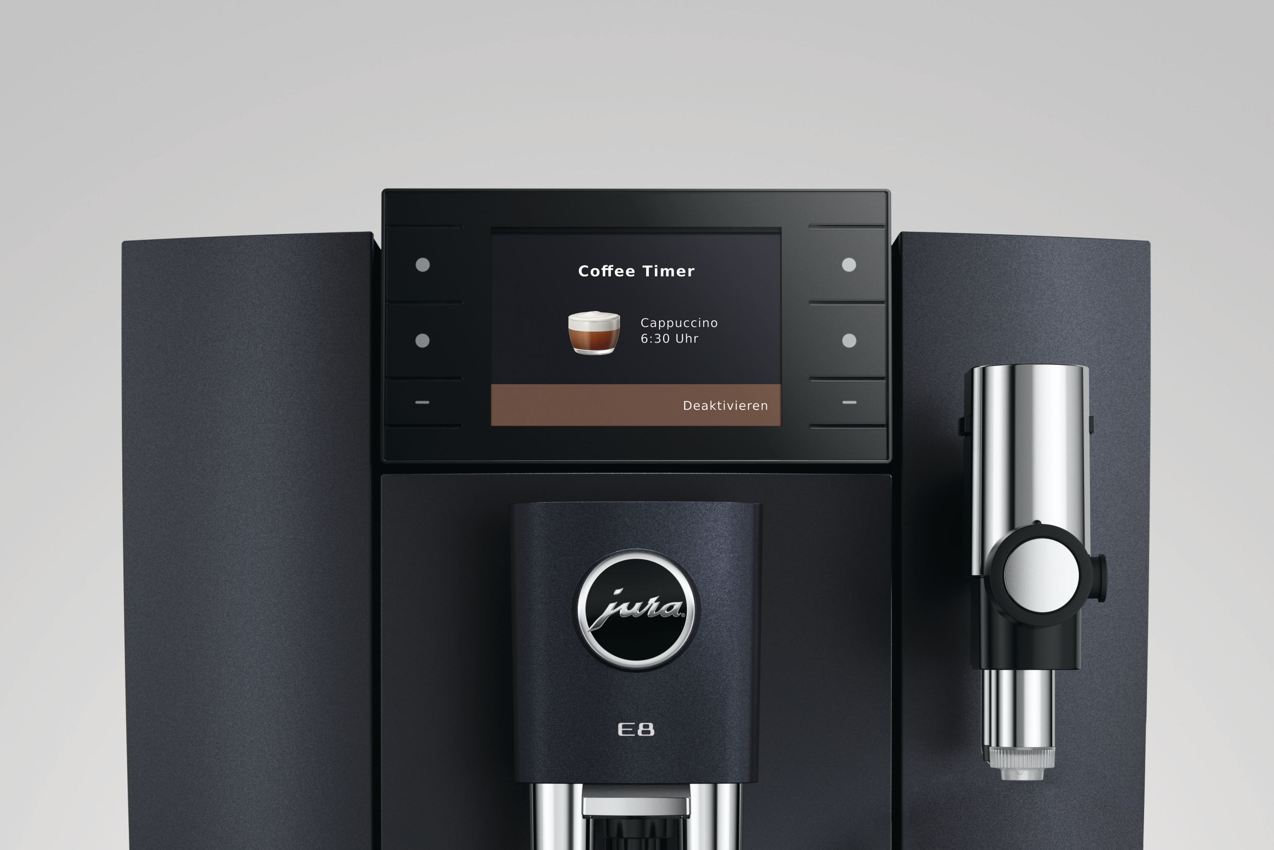 Schwarze Jura E8 Kaffeemaschine mit Bildschirm, der den Kaffee-Timer und ein Cappuccino-Symbol anzeigt.