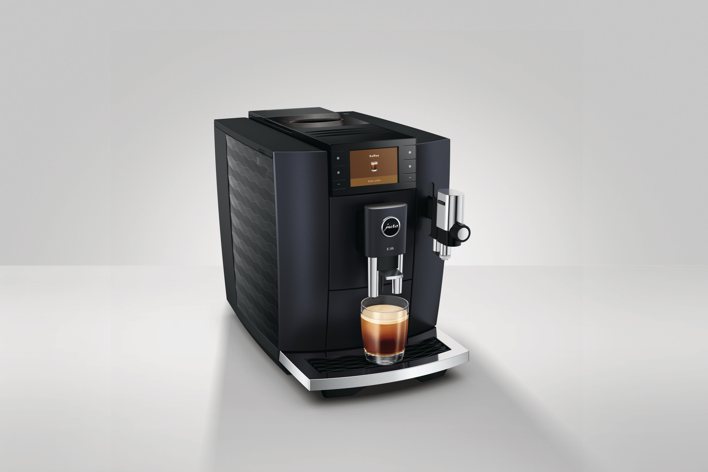 Schwarze Jura E8 Espressomaschine mit Kaffeeglas. Die Maschine hat einen Bildschirm. Weißer Hintergrund.