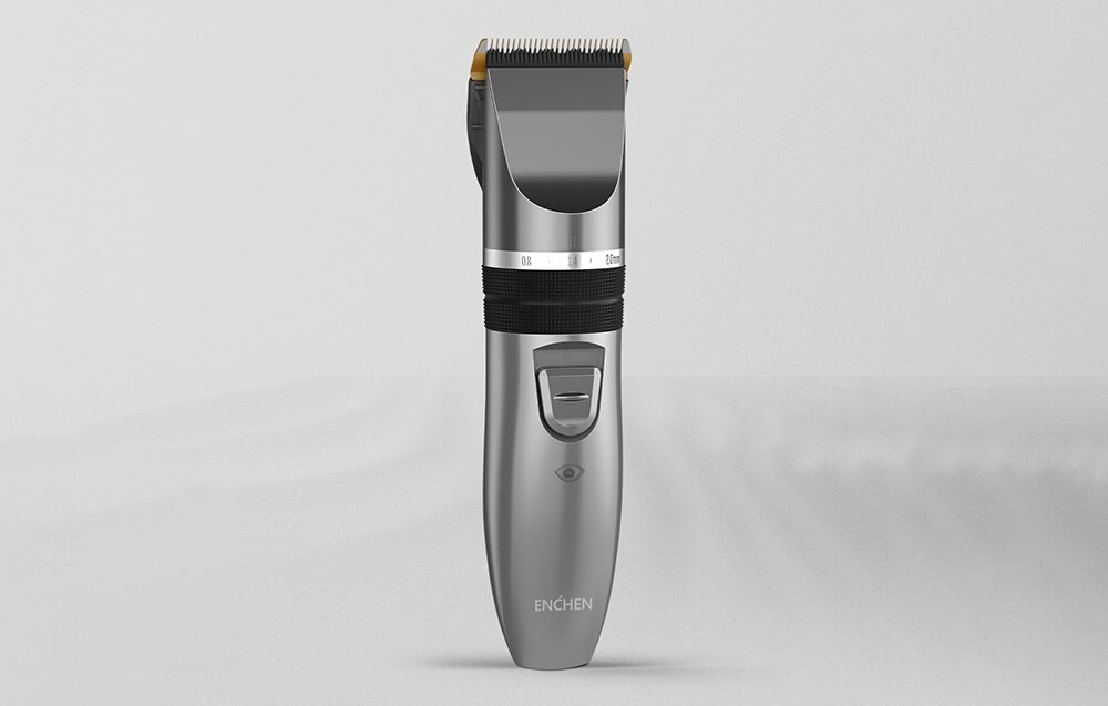 Srebrno-czarna maszynka do strzyżenia włosów Enchen. Maszynka jest pionowa, z ostrzem na górze i przyciskiem zasilania z przodu.