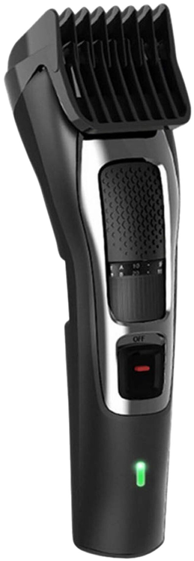 Czarna i srebrna elektryczna maszynka do włosów. Ma czarną głowicę tnącą, srebrny korpus i zielone światło u podstawy.