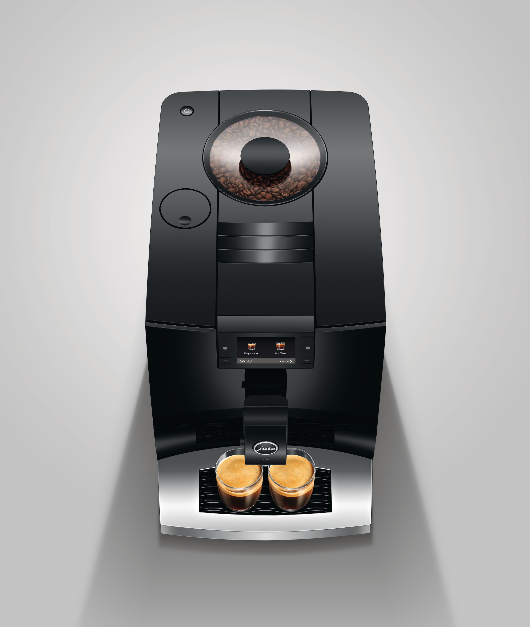 Eine schwarze Jura-Kaffeemaschine mit Bohnenbehälter, Display und zwei Kaffeegläsern. Der Hintergrund ist weiß.