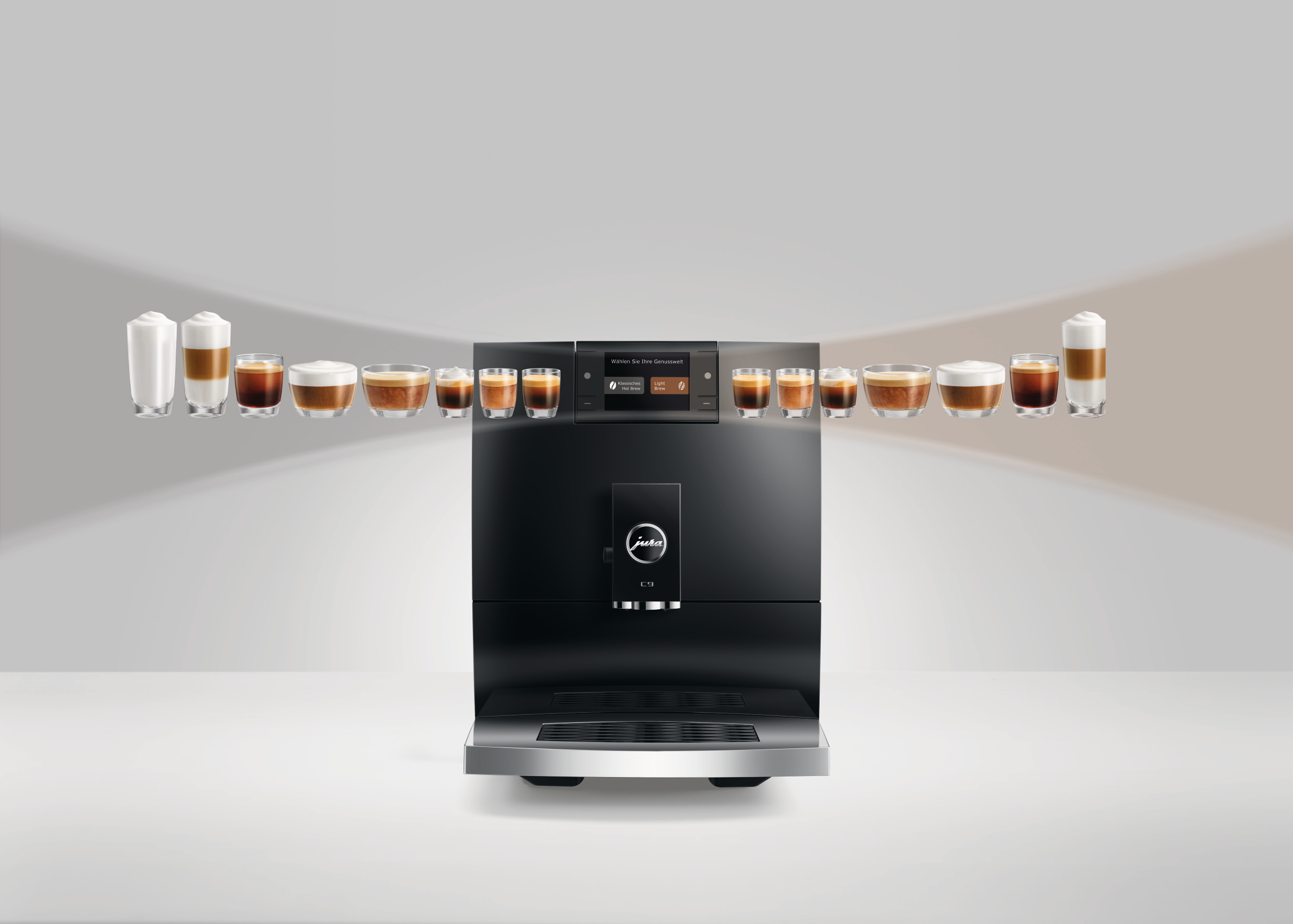 Eine schwarze Kaffeemaschine mit verschiedenen Kaffeespezialitäten. Im Hintergrund sind eine Vielzahl von Kaffeetassen zu sehen.