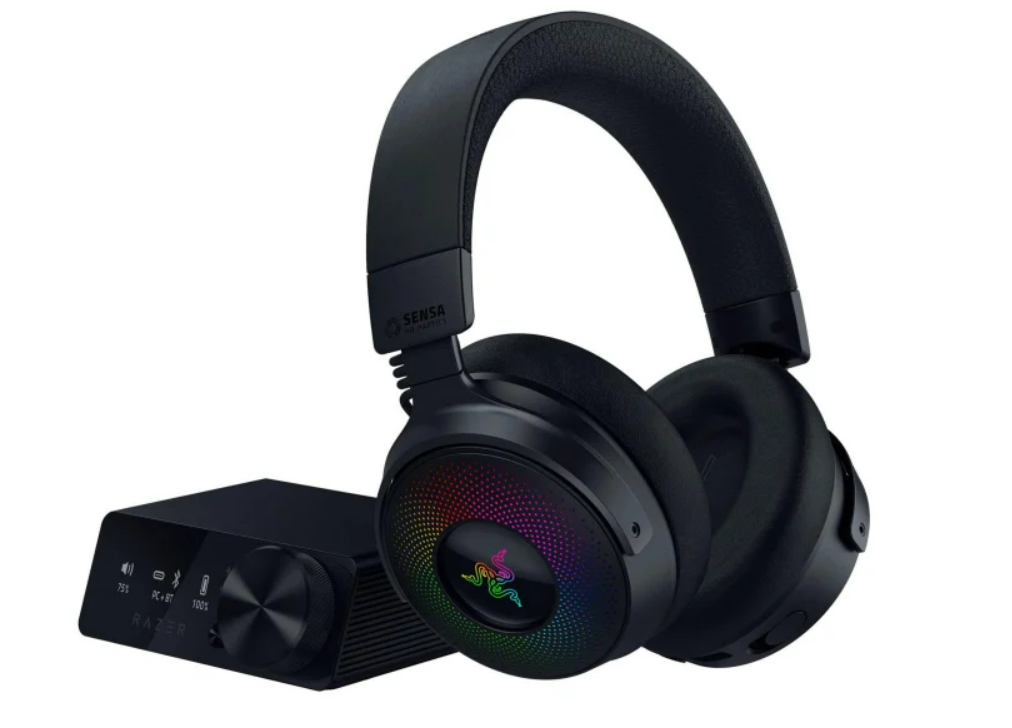 Czarne słuchawki Razer z pudełkiem kontrolnym. Słuchawki mają kolorowe akcenty świetlne. Pudełko ma pokrętło głośności i przyciski.