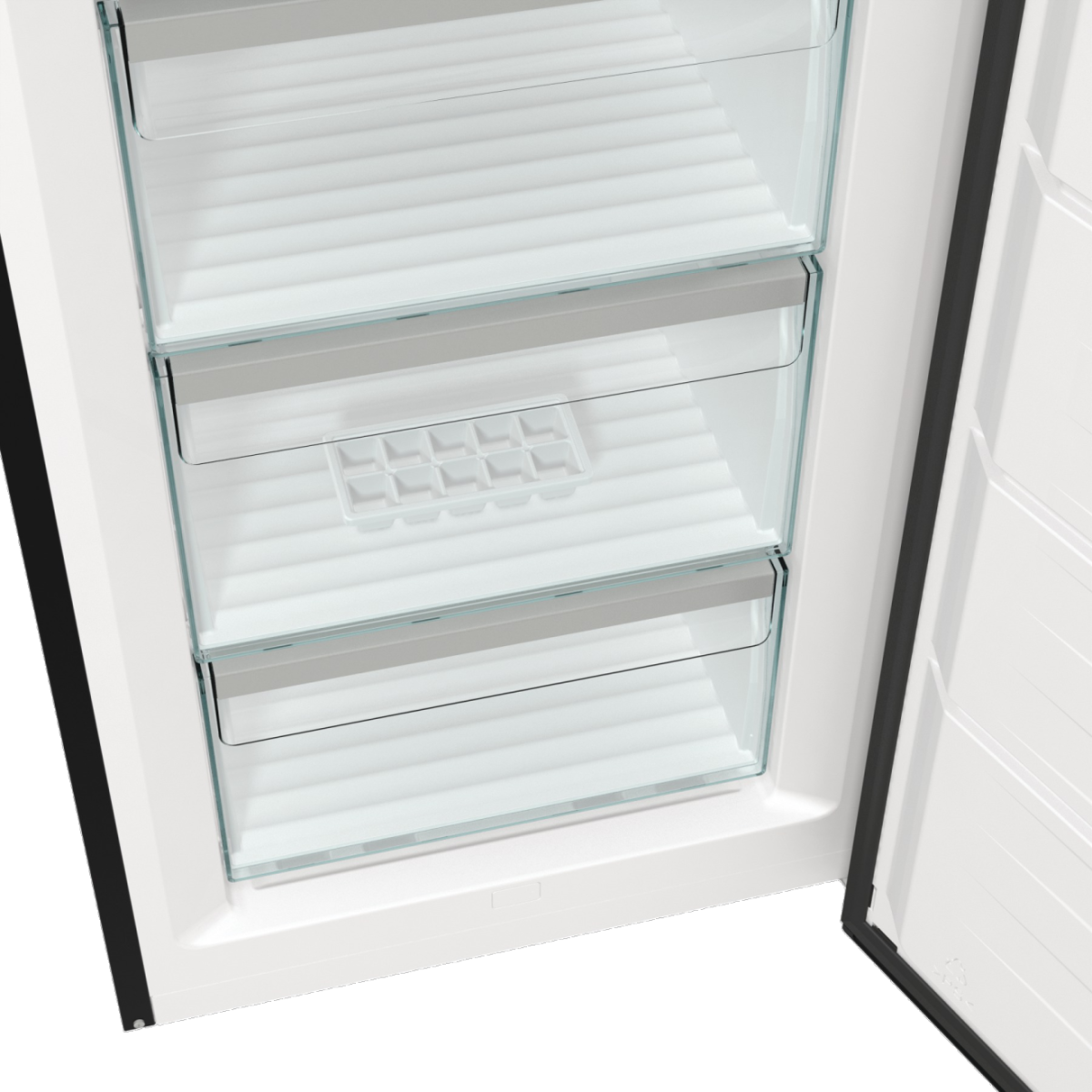 Wewnątrz białej lodówki widoczne są przezroczyste szuflady. Pojemnik na kostki lodu znajduje się w środkowej szufladzie. Drzwi są otwarte.