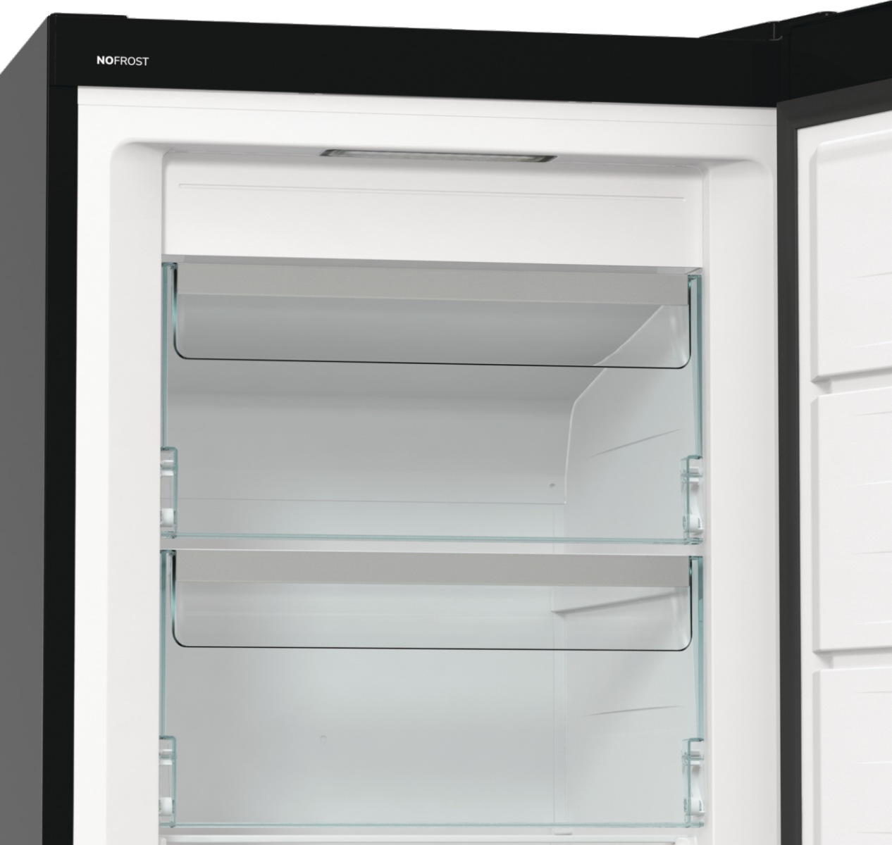 Otwarta lodówka z szklanymi półkami i widocznym logo 'NOFROST'. Wnętrze białe, zewnętrze czarne.
