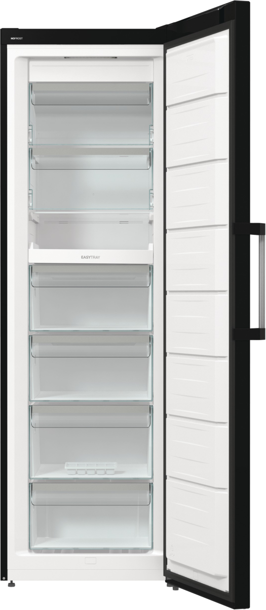 Otwarta czarna zamrażarka z białym wnętrzem i szklanymi półkami. Drzwi otwarte w prawo.