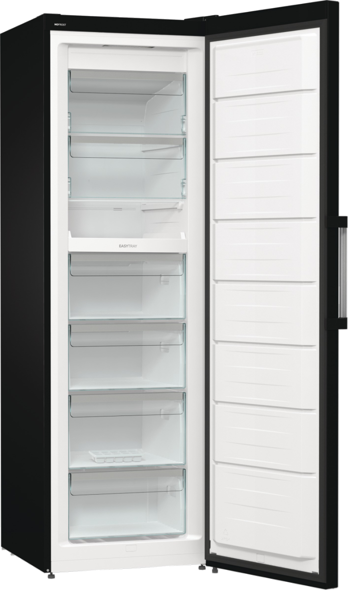 Czarna zamrażarka z otwartymi drzwiami. Wewnątrz szklane półki i białe szuflady. Zamrażarka jest pusta, widać jej wnętrze.