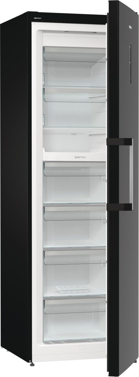 Czarna lodówka z otwartymi drzwiami. Widać półki i przegrody w środku. Drzwi mają czarny uchwyt.